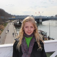 Mama care isi lasa fiica de 11 ani sa calatoreasca singura prin Europa