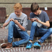 Franta interzice elevilor folosirea telefoanelor mobile si a tabletelor in scoli
