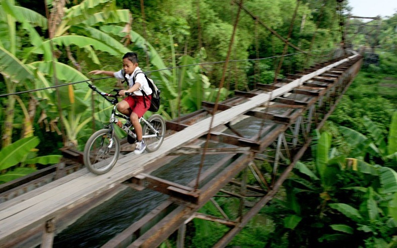 copil pe bicicleta in Indonezia, Java