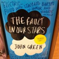 Cartea „Sub aceeasi stea” de John Green, interzisa in scoli din California