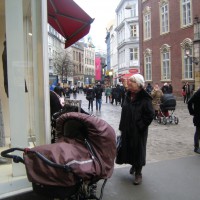 Parintii danezi lasa copiii in carucioare in fata magazinelor