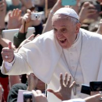 10 sfaturi pentru fericire de la Papa Francisc.„Parintii au pierdut placerea de a se juca cu copiii lor"”