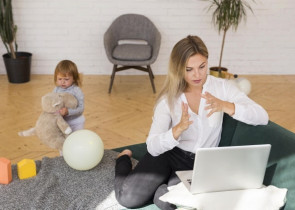 Invatarea online creste nivelul de stres al cadrelor didactice care sunt si mame