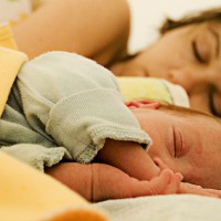 Cercetatorii avertizeaza: Bebelusii care dorm cu parintii prezinta un risc mai mare de deces