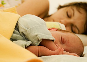 bebelusii care dorm cu parintii