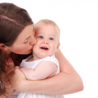 Imbratisarile ajuta la dezvoltarea creierului bebelusilor